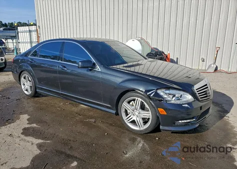 2013 Mercedes-Benz S 550 z USA, uszkodzony, nr VIN WDDNG7DB8DA493633